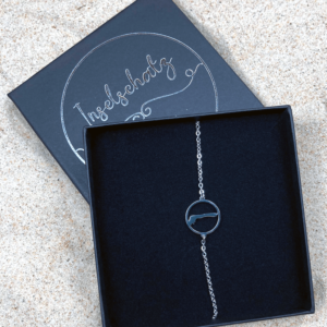 Langeoog Armkette silber in Box auf Sand